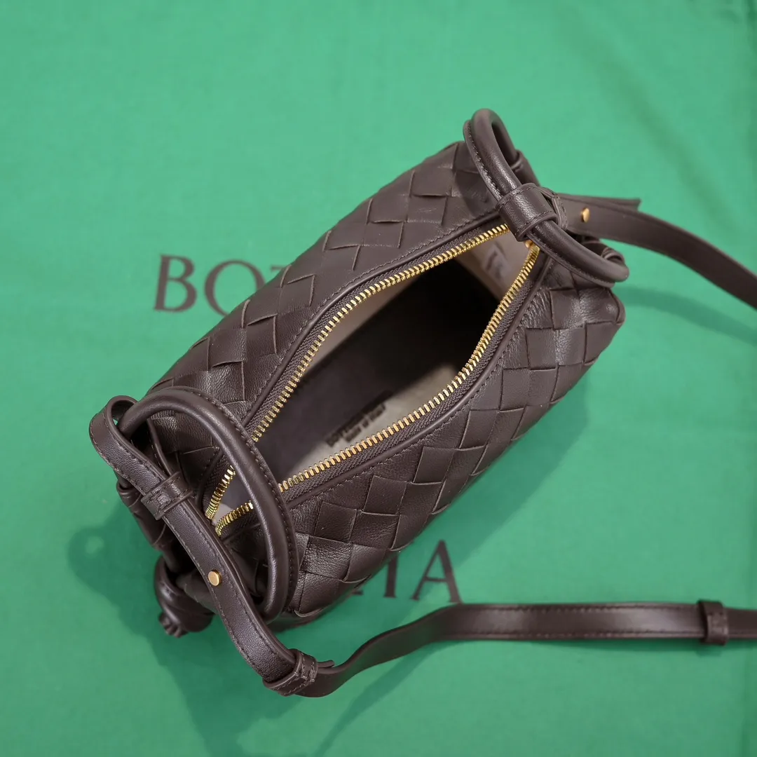 Batch 1360 BOTTEGA VENETA 2024 new loop is here! ! Many girls who like BV have owned the Loop bag. It has a simple appearance, classic weaving, and a compact and lightweight bag shape. This innovation continues the "camera bag" shape. Unlike the traditional Loop bag, which can only be worn as a crossbody bag, this innovation It can be carried by hand or cross-body, satisfying both the concave shape and daily needs. The oversized buckle can be folded and used as a handle. The sultry heat in summer ☀️ usually reduces people's desires. Having a lightweight bag will greatly enhance the happiness of traveling🫧 Style number: 6615 Size: 19*12*9cm